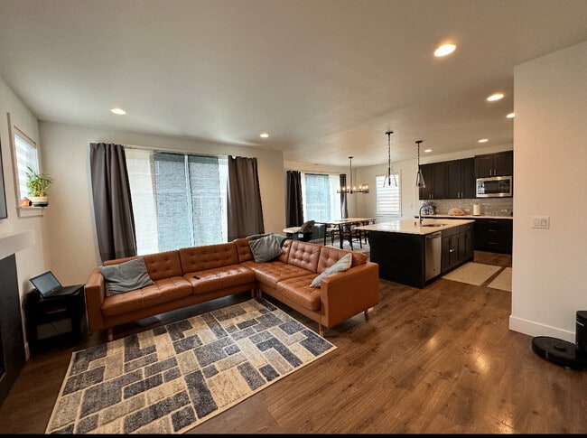 Building Photo - 22939 SE Cherry St