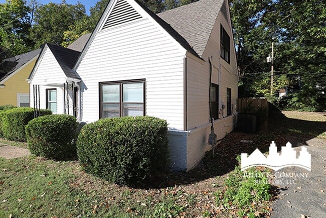 Building Photo - Gorgeous Two-Story White House with Bonus Room