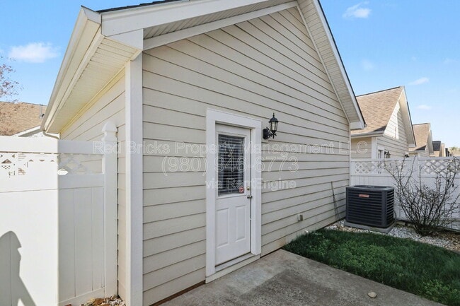 Building Photo - 2330 Bonterra Blvd