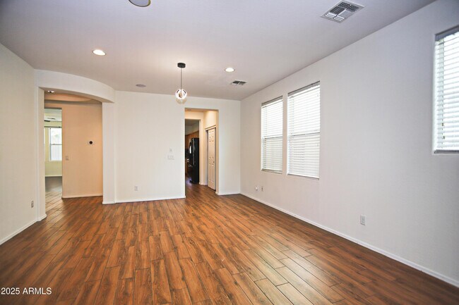 Building Photo - 1090 W Caroline Ln