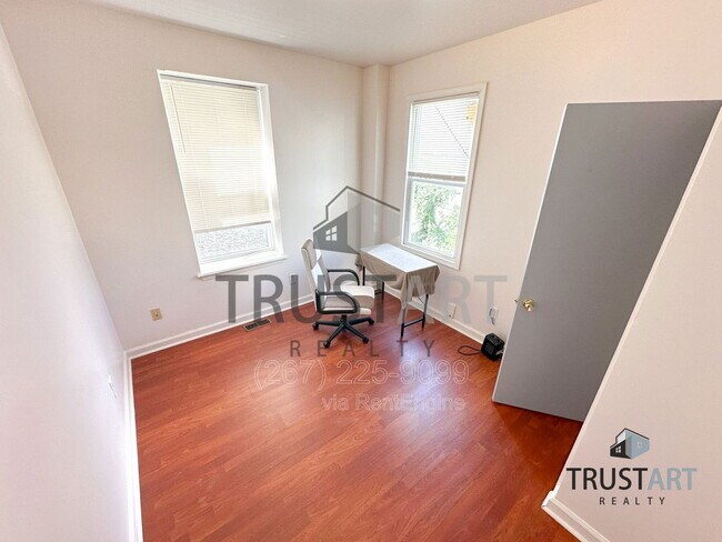 Building Photo - 2254 N Park Ave