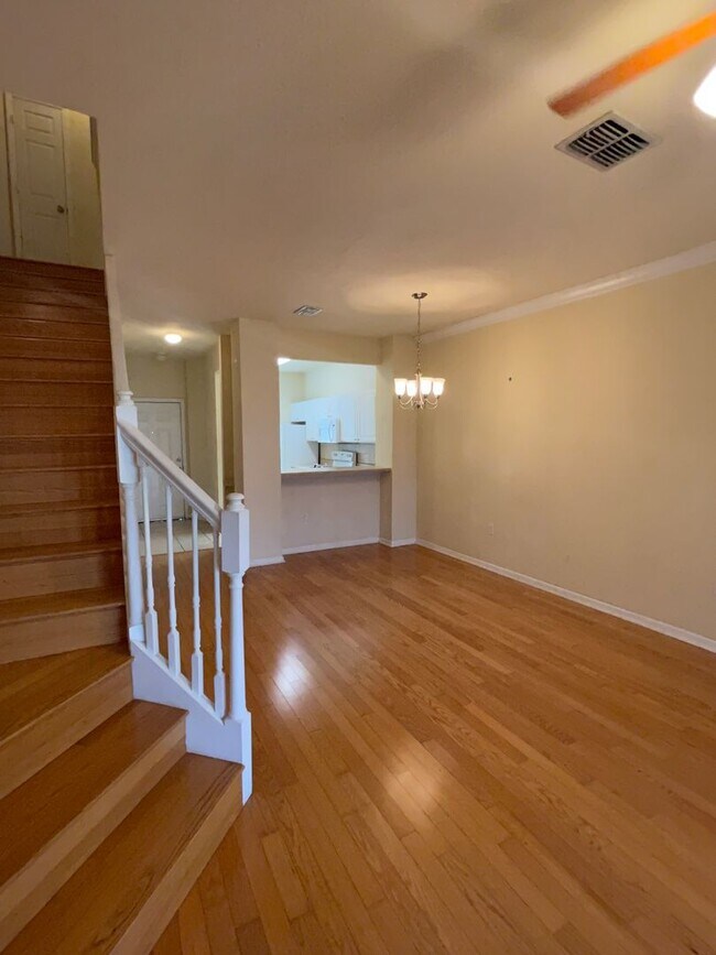 Building Photo - Beautiful 2 bedroom 2.5 bathroom townhome