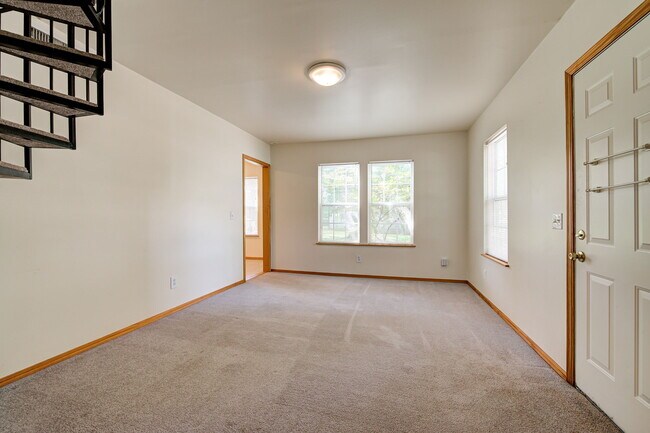 Building Photo - 639 S Pickard Ave