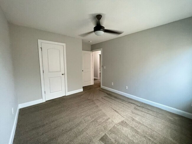 Building Photo - ***** READY TO MOVE IN *****
