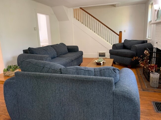 Building Photo - 918 Danby Rd