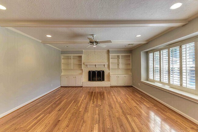 Building Photo - 14627 Carolcrest Dr
