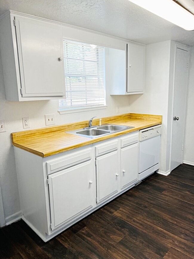 Building Photo - 2700 N 16th St