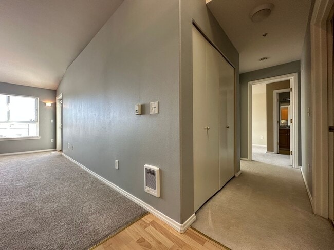 Building Photo - 2Bd/2Ba Seattle Condo