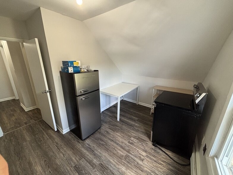 Building Photo - 233 Pine St