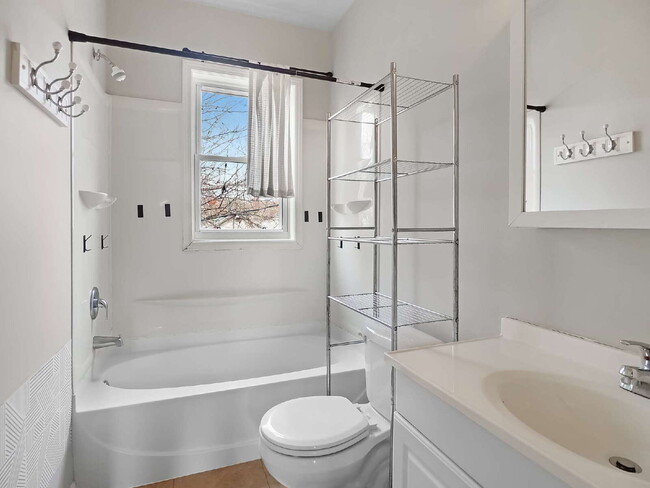 Building Photo - 3 bed duplex in Powderhorn Available now!