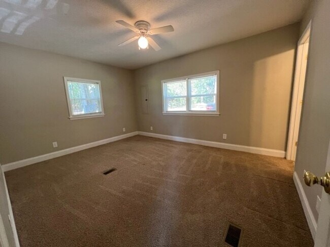 Building Photo - 3 Bedroom 2 Bath Home on 2 Acres