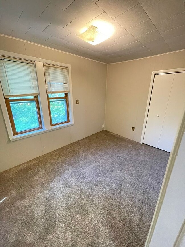 Building Photo - Available June 13th - 4 BED 2 BATH