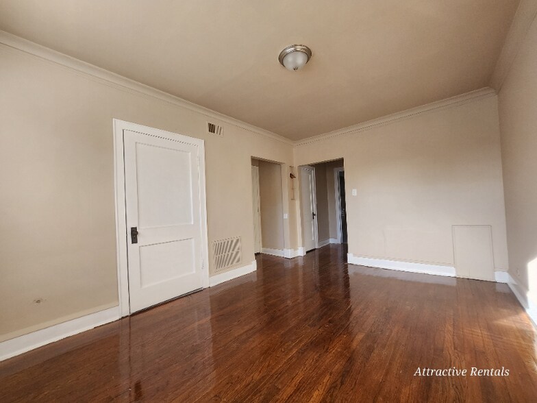 Building Photo - 5942 W Fillmore St