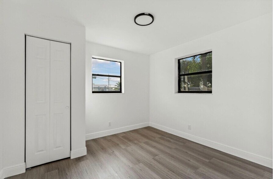 Building Photo - 230 SW 13th Ave