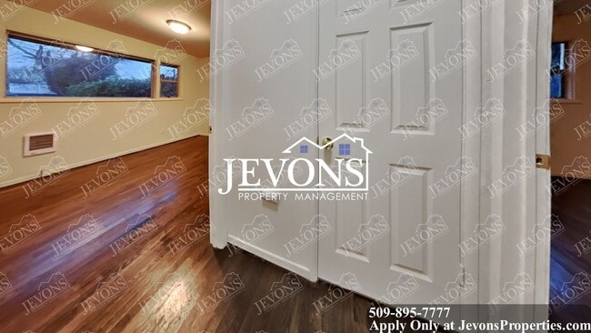 Building Photo - Enjoy the new appliances in this lovely single-family home located in the heart of Tacoma