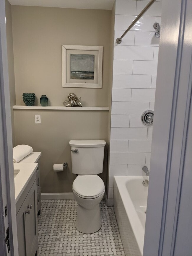 Building Photo - Kenmore Square recently renovated x-large 1 bedroom with parking for June 1!