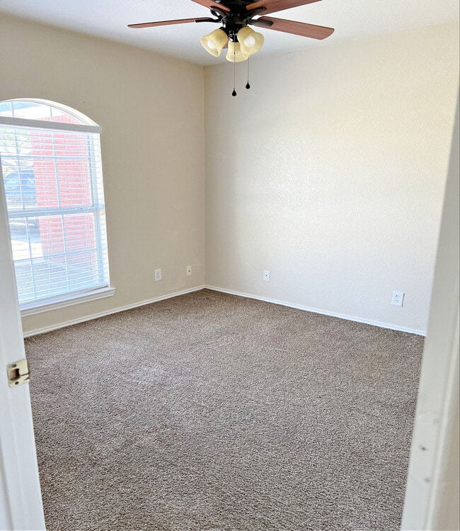 Building Photo - 4203 Lonesome Dove Dr