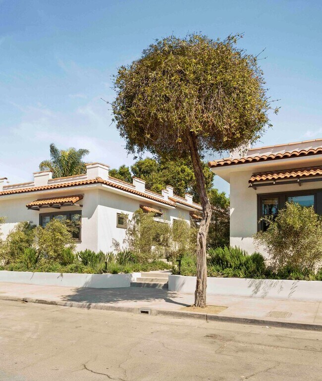 Building Photo - Beautiful 1 bed / 1 bath bungalow-style apartment now available!