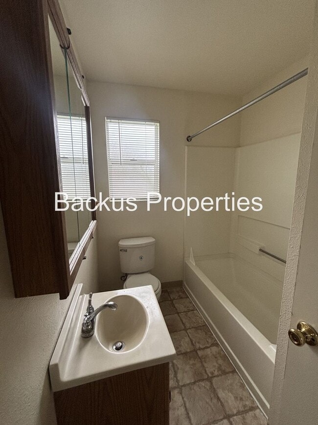 Building Photo - Darling two bedroom home in Monterey