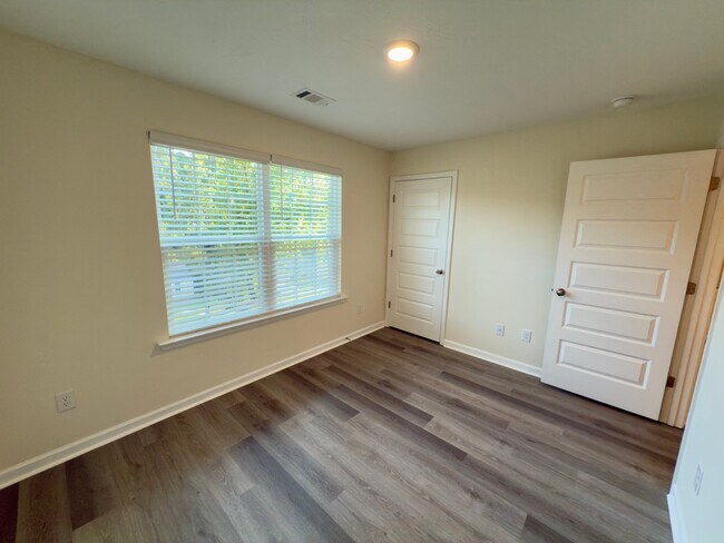 Building Photo - 613 Pershing Dr
