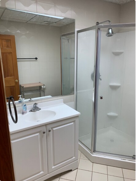 Full Bathroom - 35 Audrey Ave