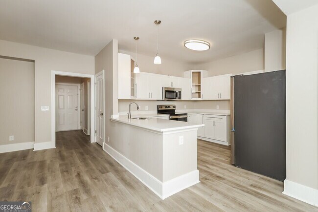 Building Photo - 3073 Essex Dr