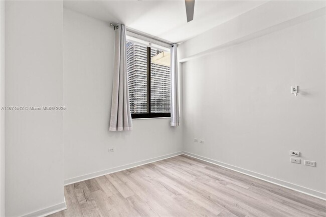 Building Photo - 999 SW 1st Ave