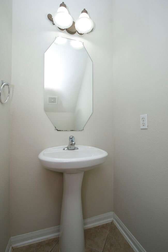 Building Photo - 11 Aquiline Oaks Pl