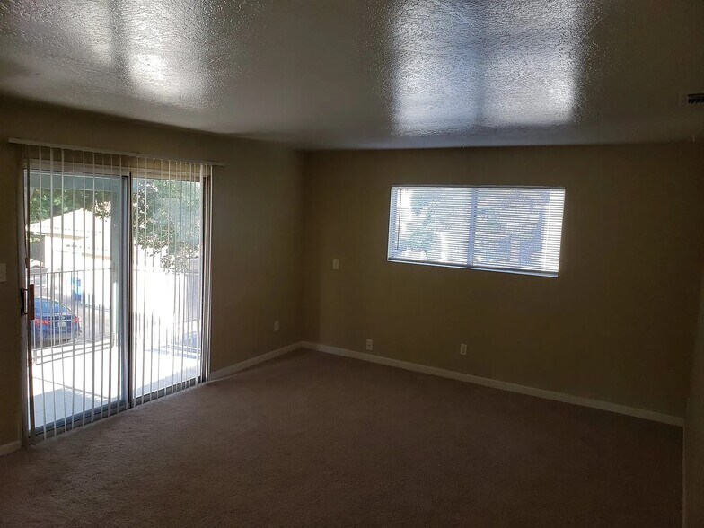 Building Photo - 8071 Via de Palmas Ln