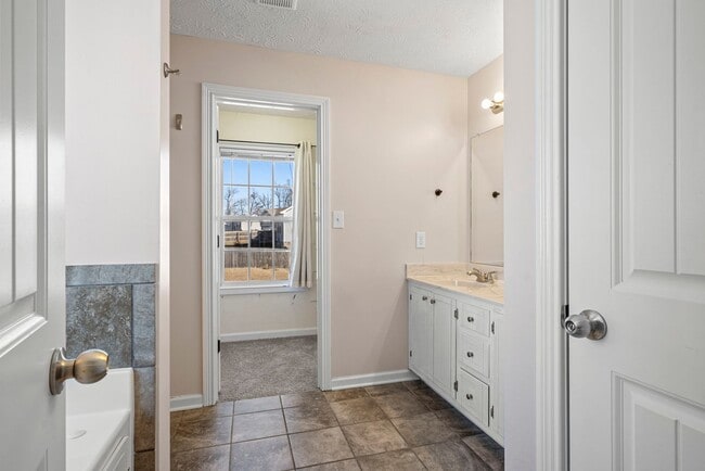 Building Photo - Pet Friendly Five Bedroom with Basement!