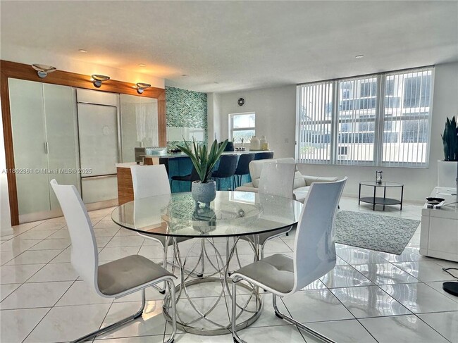 Primary Photo - 4747 Collins Ave