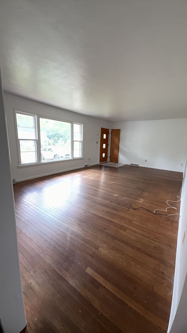 Building Photo - 4 Bedroom Home Avail August 2026!  Monthly...