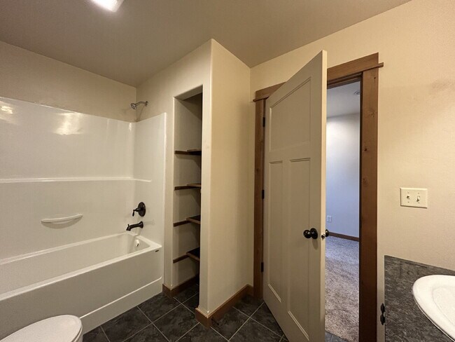 Building Photo - Upgraded 2 Bed, 1.5 Bath Townhouse with St...