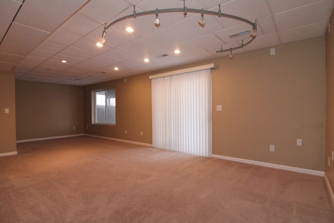 Building Photo - Beautifully Renovated Large 4 bedroom Dupl...