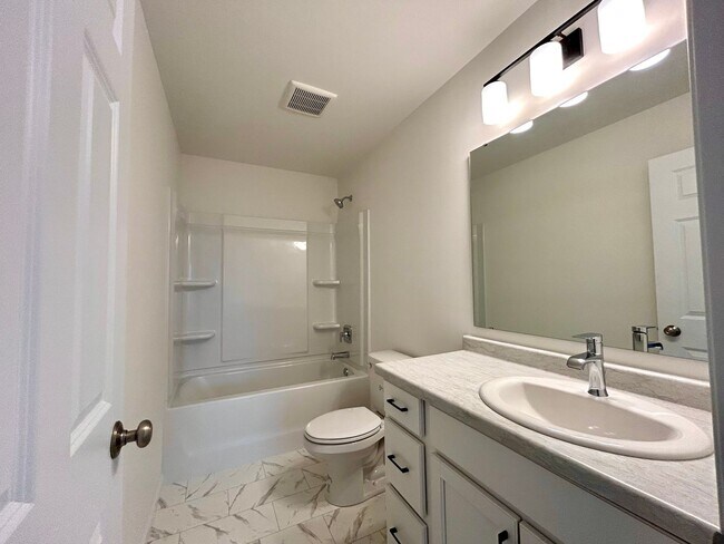 Building Photo - Spacious & Stylish 3-Bed Home with Modern Finishes and Attached 2-Stall Garage