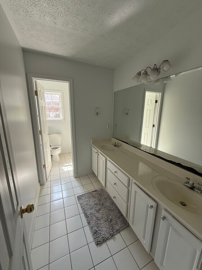 Building Photo - 1105 Huntcrest Ridge