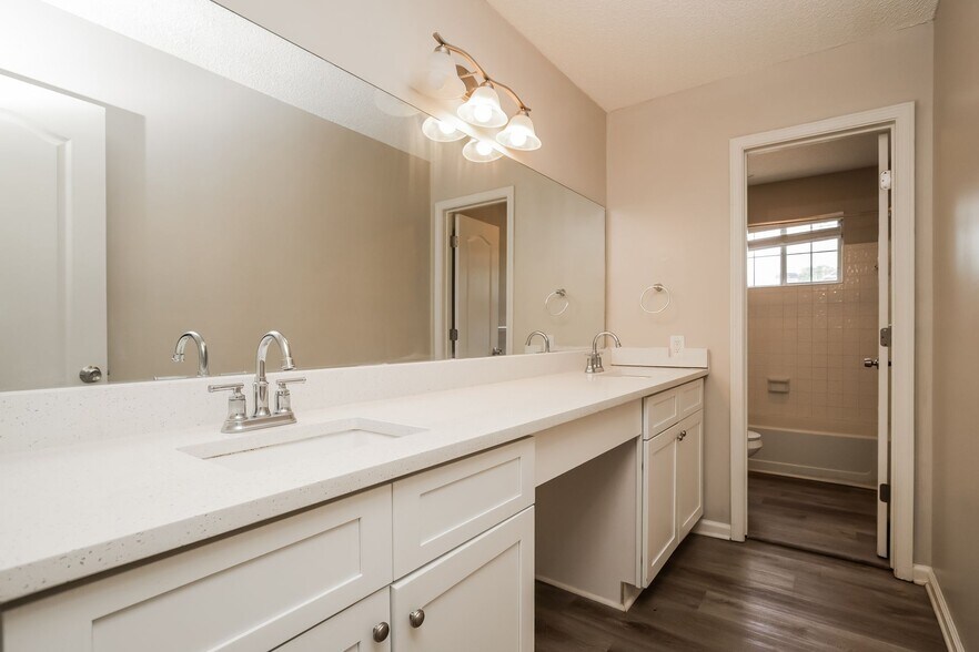 Building Photo - 355 Emerald Trce