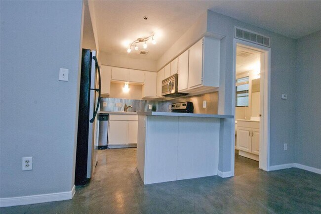 Primary Photo - 1013 W 23rd St