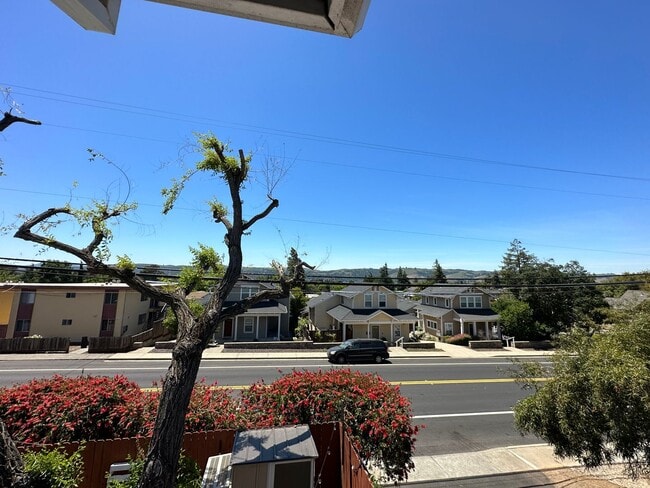 Building Photo - Top Floor of Benicia Duplex