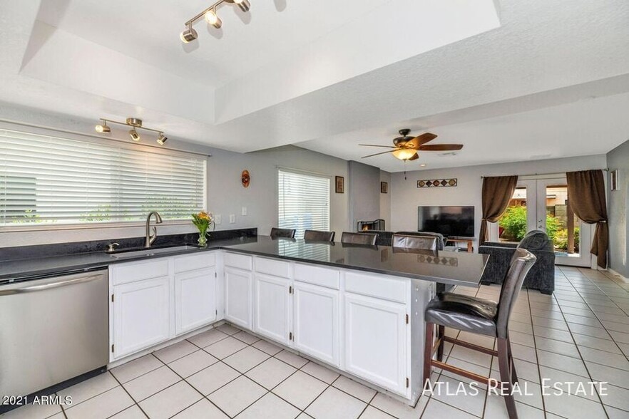 Building Photo - 4145 W Bluefield Ave