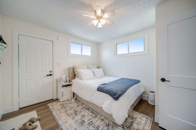 Building Photo - Massive 10 Bedroom Newly Renovated House P...