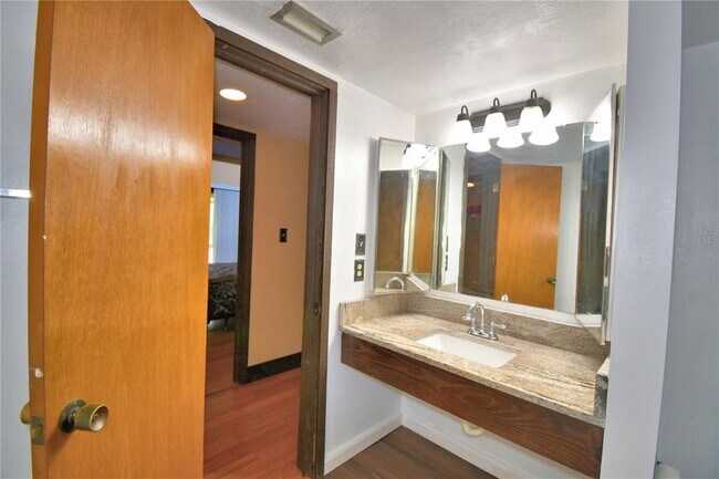 Building Photo - 5027 Sherwood Ln