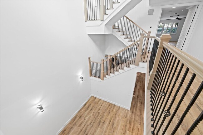 Building Photo - 218 NE 15th Ave