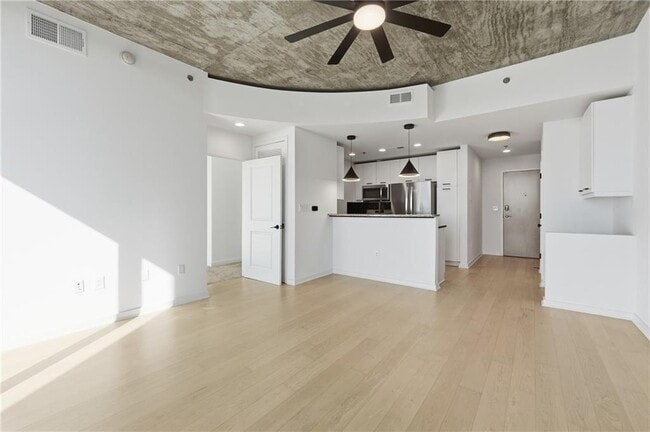 Building Photo - 3324 Peachtree Rd NE