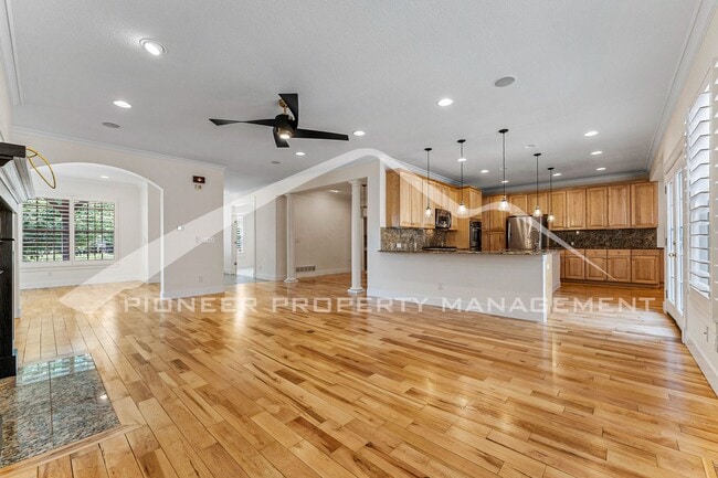 Building Photo - Gorgeous Home with Central AC and Washer/Dryer