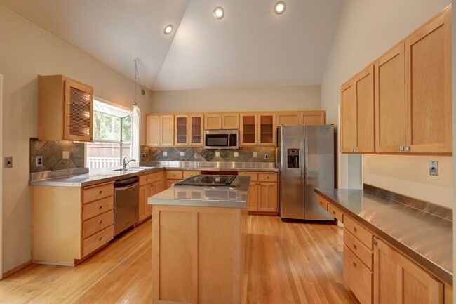 Building Photo - Beautifully Remodeled Home with Gourmet Kitchen & Fenced Yard in Klahanie