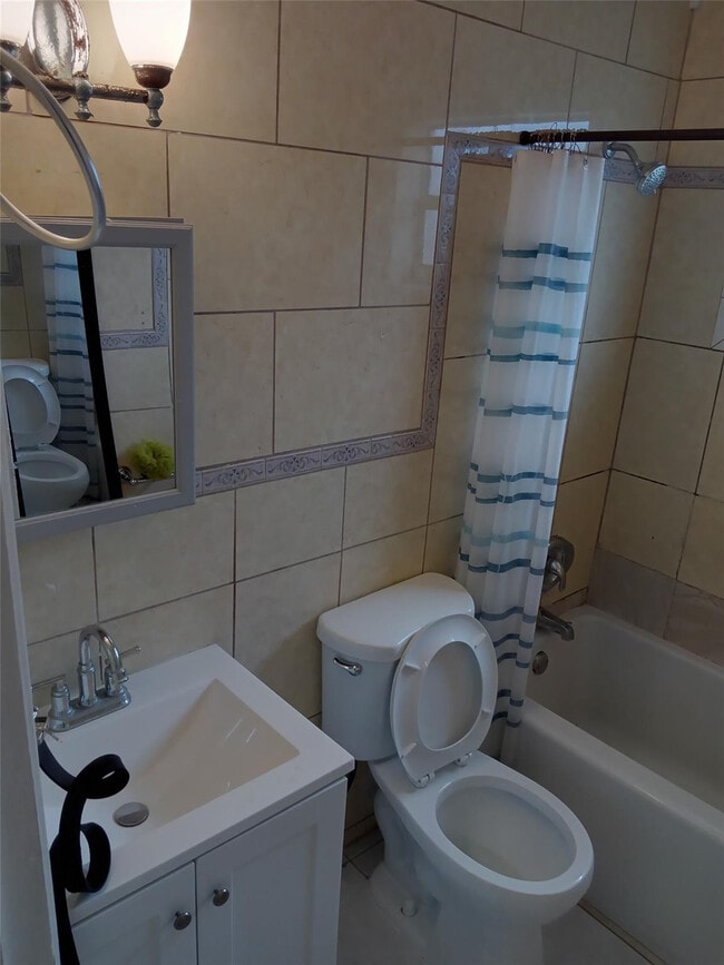 Building Photo - 120 NE 26th Ct