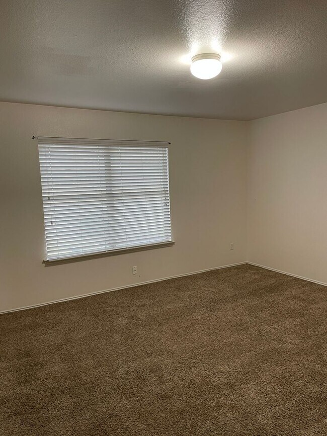 Building Photo - Available Now! Spacious & Well-Maintained ...