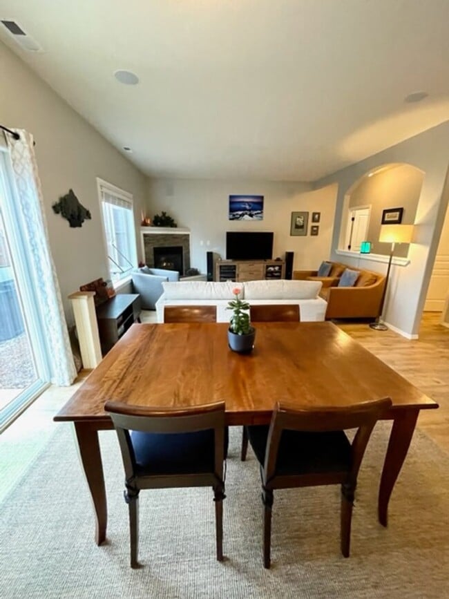 Building Photo - Beautiful 4 bedroom NW Bend Home!