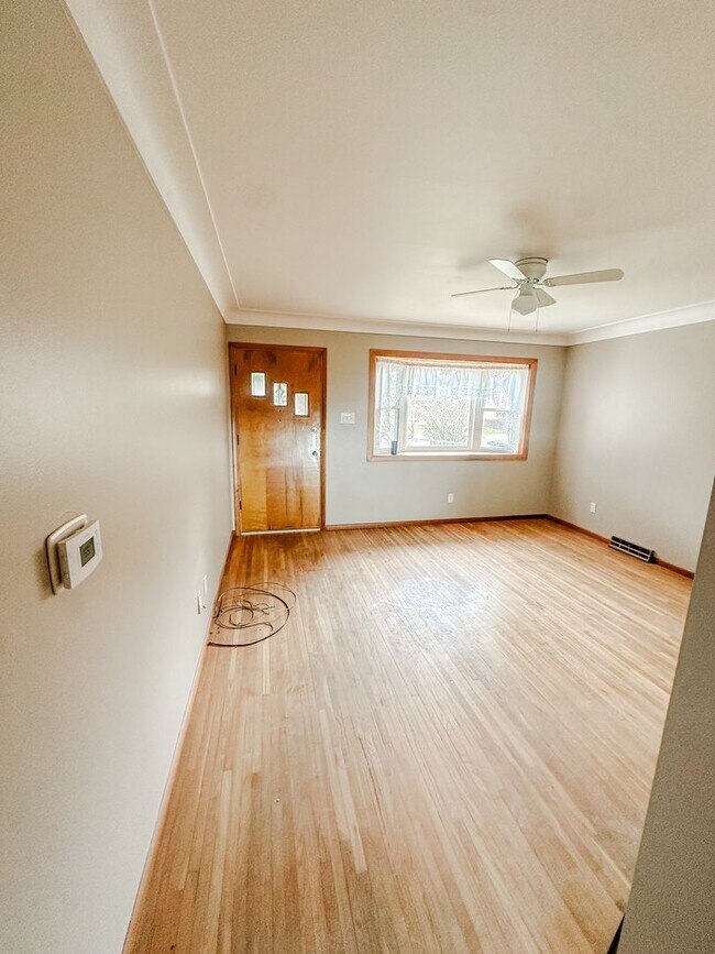 Building Photo - Amazing three bedroom 1 1/2 bathroom home, fenced in yard, extra storage, many updates!